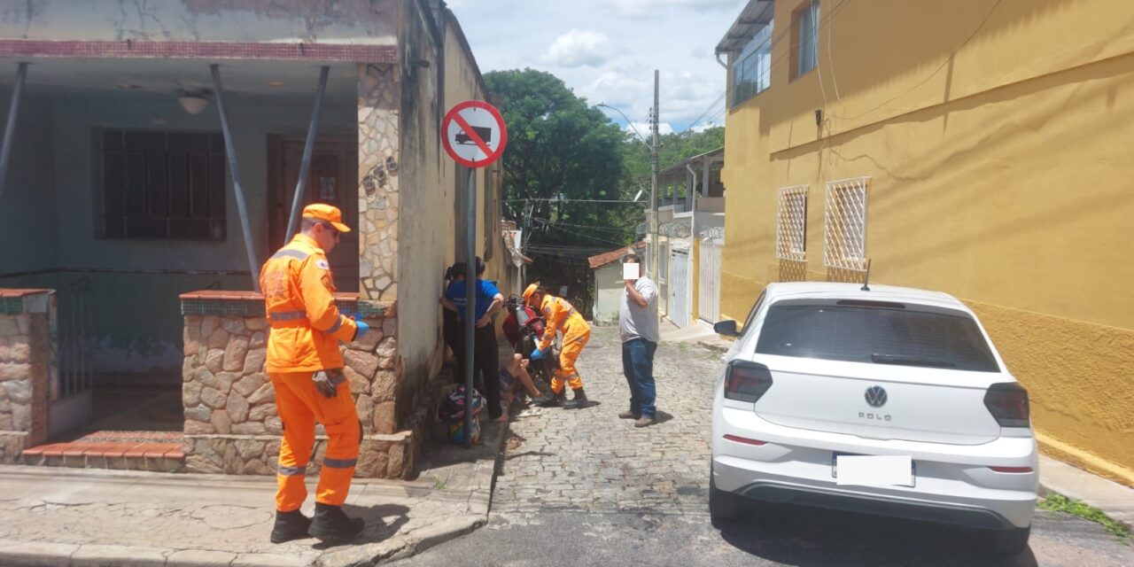 Colisão entre carro e moto deixa duas pessoas feridas no Centro de Formiga