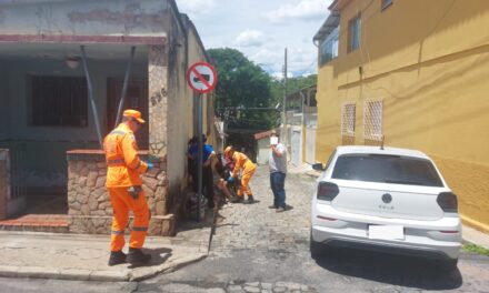 Colisão entre carro e moto deixa duas pessoas feridas no Centro de Formiga