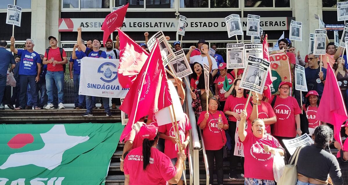 Manifestantes protestam contra privatização da Copasa em frente à Assembleia Legislativa