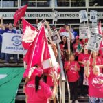 Manifestantes protestam contra privatização da Copasa em frente à Assembleia Legislativa