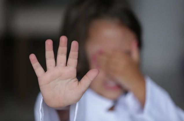 Placas sobre abuso sexual infantil serão fixadas em espaços públicos e privados de Divinópolis