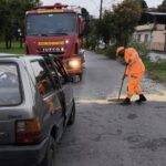 Mulher fica ferida após carro colidir contra poste em Formiga