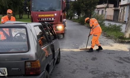 Mulher fica ferida após carro colidir contra poste em Formiga
