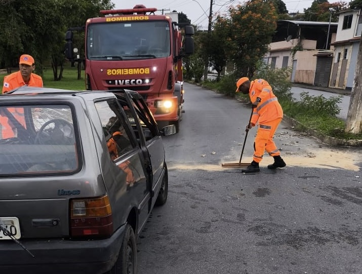 Mulher fica ferida após carro colidir contra poste em Formiga