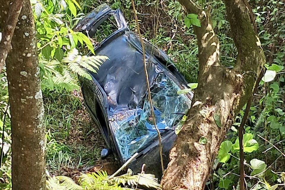 Condutora morre após carro cair em abismo na MG-164, em Itapecerica