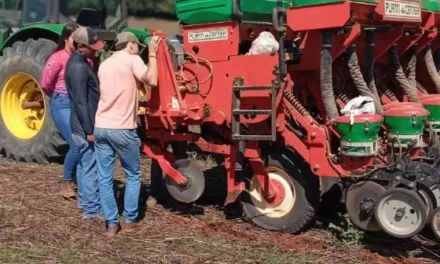 Estagiários do Banco Municipal de Alimentos participam de visita técnica em fazenda de Formiga