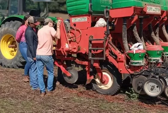 Estagiários do Banco Municipal de Alimentos participam de visita técnica em fazenda de Formiga