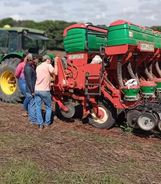 Estagiários do Banco Municipal de Alimentos participam de visita técnica em fazenda de Formiga