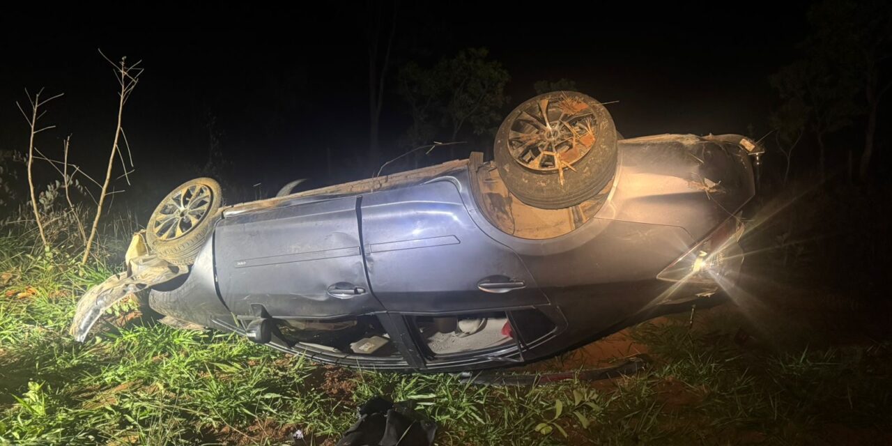 Passageira morre e motorista fica ferido em acidente na BR-354, em Arcos