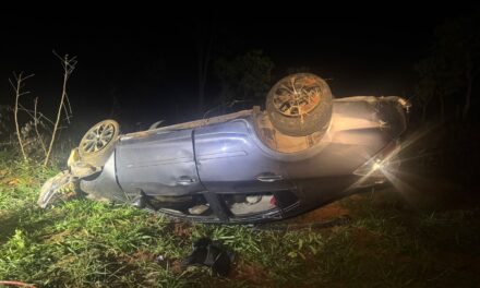 Passageira morre e motorista fica ferido em acidente na BR-354, em Arcos