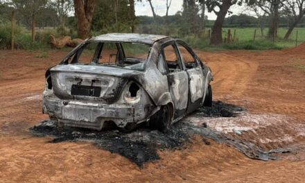 Incêndio destrói carro na Comunidade Frazões, em Formiga