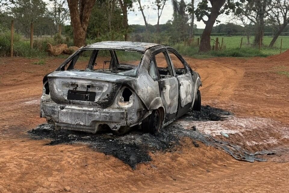 Incêndio destrói carro na Comunidade Frazões, em Formiga