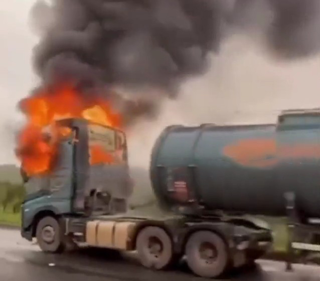 Fogo consome carreta-tanque carregada com biodiesel na BR-262