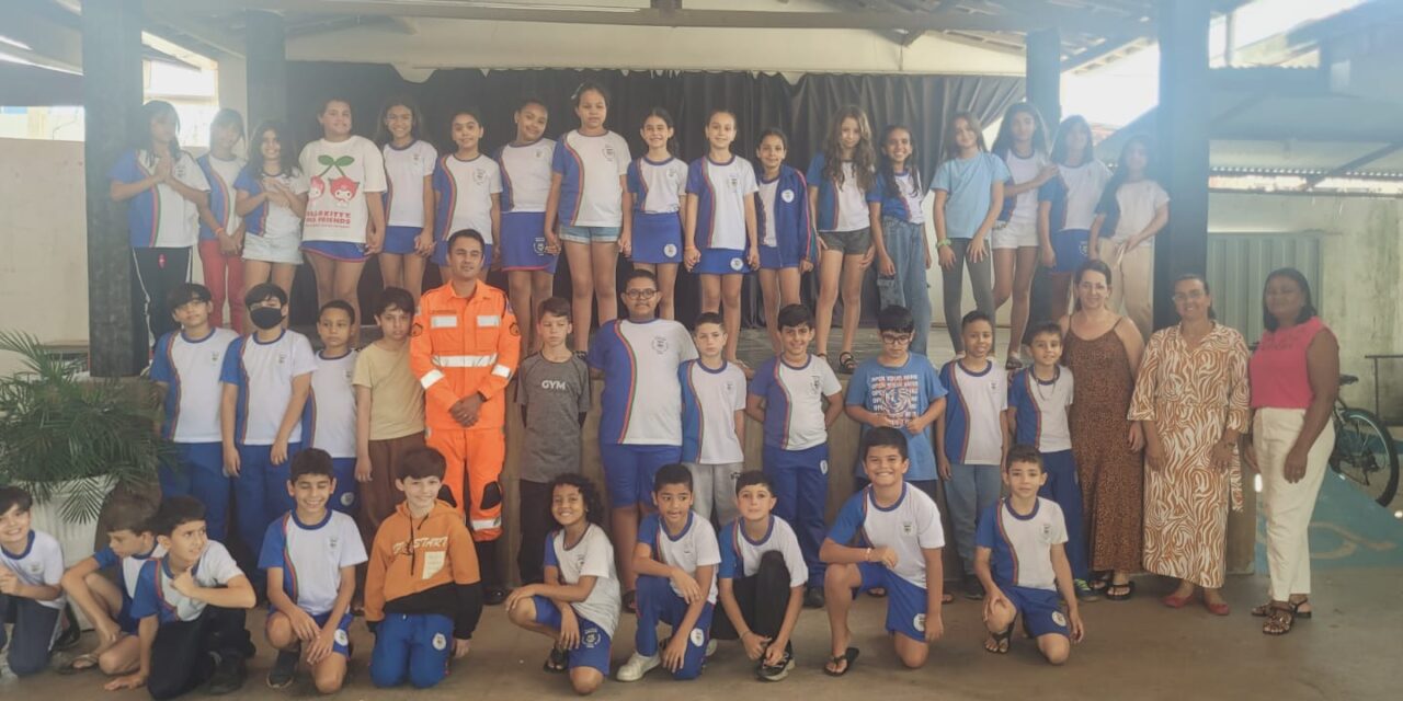 Projeto “Bombeiro nas Escolas” leva educação preventiva a estudantes de Arcos