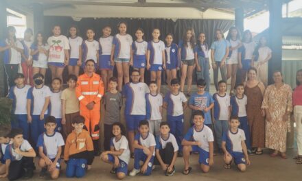 Projeto “Bombeiro nas Escolas” leva educação preventiva a estudantes de Arcos