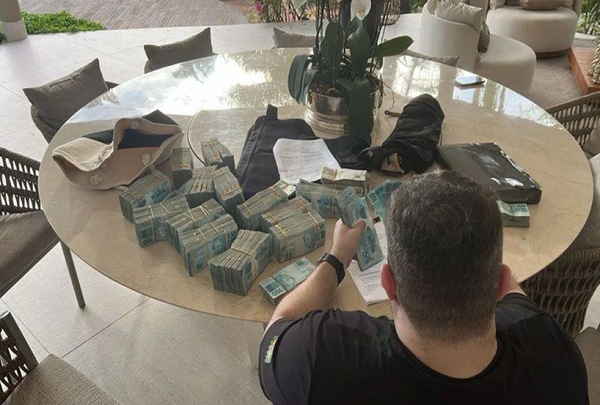 Fraude de R$ 12 bilhões: PF detém presidente do Banco Master e outros integrantes do grupo