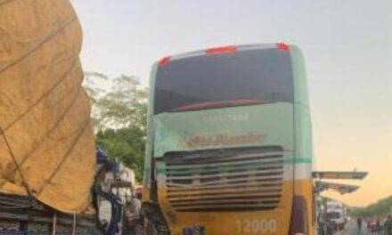 Acidente na BR-135 deixa um morto e cinco feridos em Buenópolis, Minas Gerais