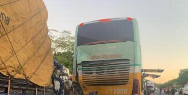 Acidente na BR-135 deixa um morto e cinco feridos em Buenópolis, Minas Gerais