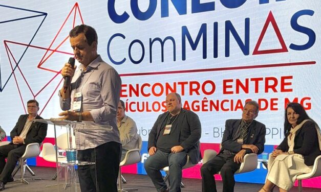 Deputado Arantes representa Assembleia no Conecta Com Minas 2025 e destaca importância da mídia regional e dos jornais impressos  