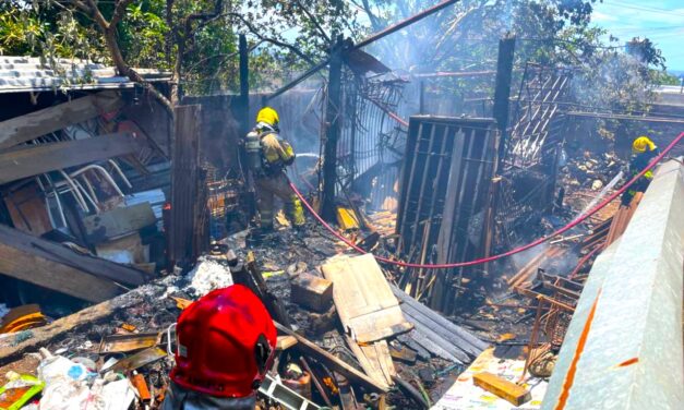 Incêndio atinge quintal de residência e é controlado pelos Bombeiros em Divinópolis