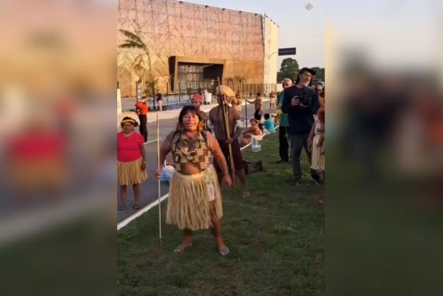 Povos indígenas bloqueiam COP30 em Belém para cobrar políticas de proteção às aldeias