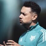 Jonas Urias é indicado ao prêmio de melhor técnico do futebol feminino pela IFFHS