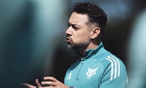 Jonas Urias é indicado ao prêmio de melhor técnico do futebol feminino pela IFFHS