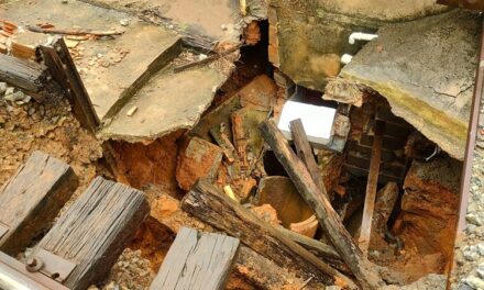 Deslizamento na base da linha férrea causa suspensão do tráfego de trens e alaga estúdio de pilates em Formiga