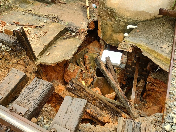 Deslizamento na base da linha férrea causa suspensão de trens e alaga estúdio de pilates em Formiga