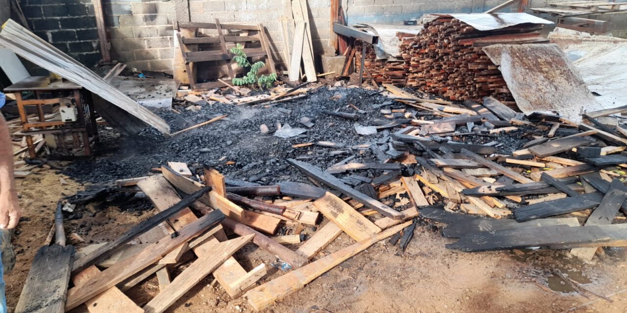 Incêndio atinge depósito de madeira em Arcos; fogo é contido pelos bombeiros