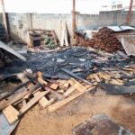 Incêndio atinge depósito de madeira em Arcos; fogo é contido pelos bombeiros