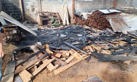 Incêndio atinge depósito de madeira em Arcos; fogo é contido pelos bombeiros