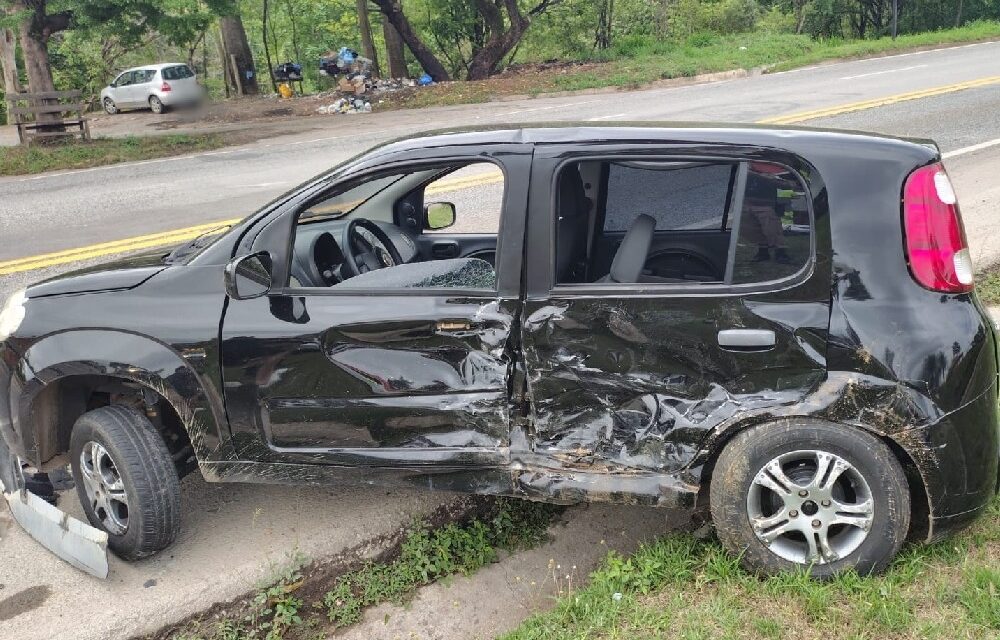 Jovem de 17 anos fica ferida em acidente entre dois veículos na MG-050, em Divinópolis