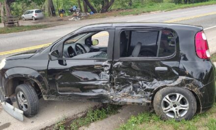 Jovem de 17 anos fica ferida em acidente entre dois veículos na MG-050, em Divinópolis