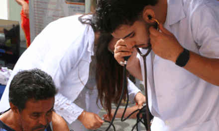 Unifor-MG na Praça de Formiga leva conhecimento e bem-estar para a população