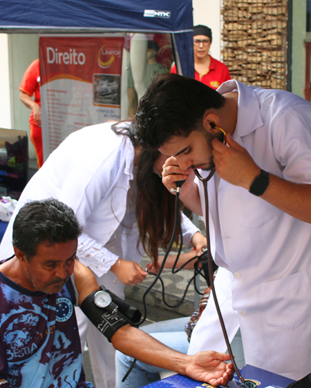 Unifor-MG na Praça de Formiga leva conhecimento e bem-estar para a população