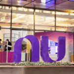 Nubank anuncia modelo híbrido e demite 12 funcionários após reunião tumultuada