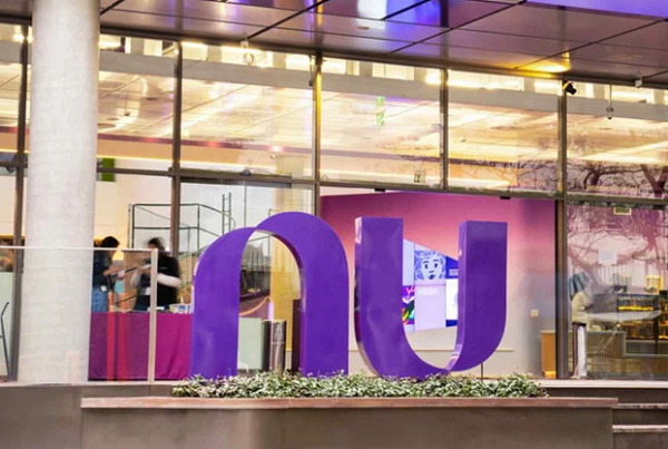 Nubank anuncia modelo híbrido e demite 12 funcionários após reunião tumultuada