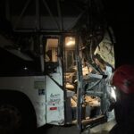 Passageira fica ferida em colisão de ônibus com carreta na BR-381