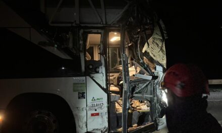 Passageira fica ferida em colisão de ônibus com carreta na BR-381