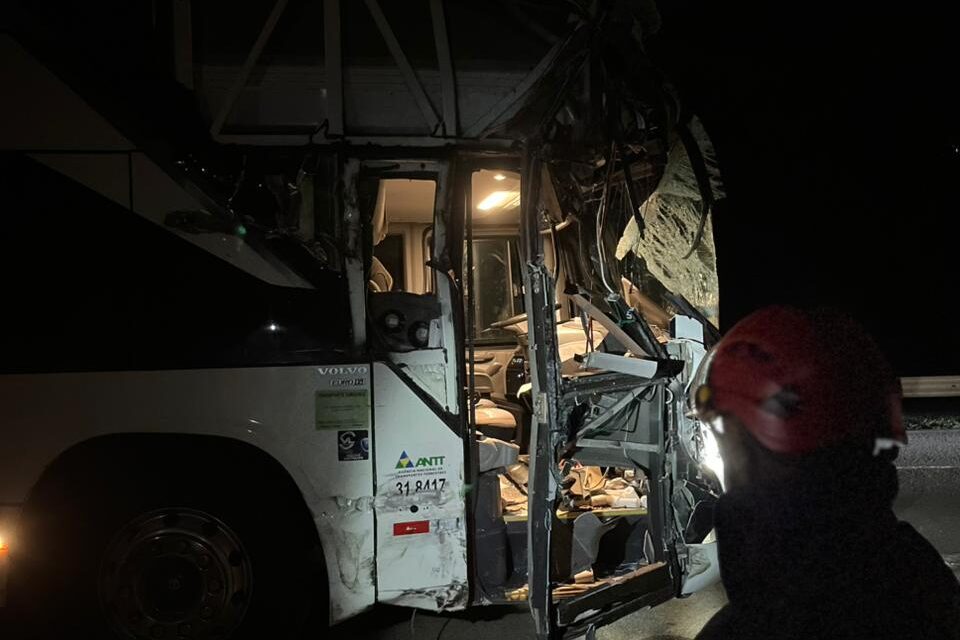 Passageira fica ferida em colisão de ônibus com carreta na BR-381