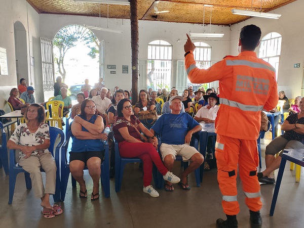 Bombeiros reforçam cuidados e prevenção em ação educativa para idosos, em Formiga