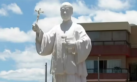 Estátua de Padre Victor com pele branca gera polêmica em Três Pontas