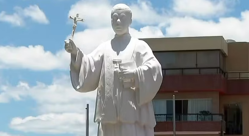 Estátua de Padre Victor com pele branca gera polêmica em Três Pontas