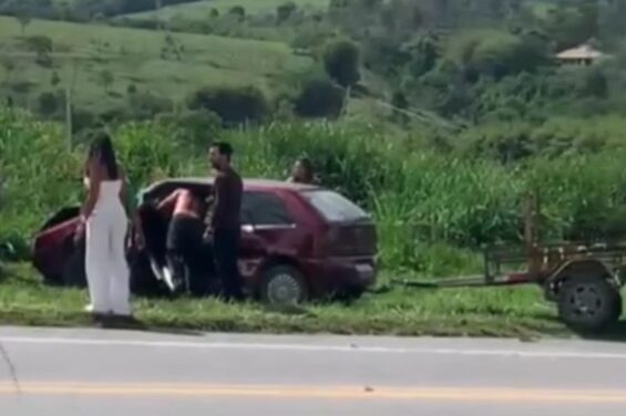 Carro e carreta se envolvem em acidente na MG-050, em Formiga