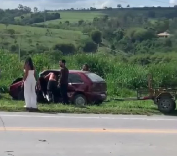 Carro e carreta se envolvem em acidente na MG-050, em Formiga