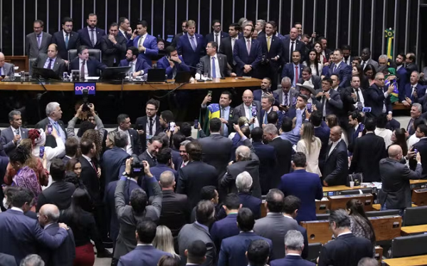 Câmara aprova ampliação gradual da licença-paternidade de 5 para 20 dias