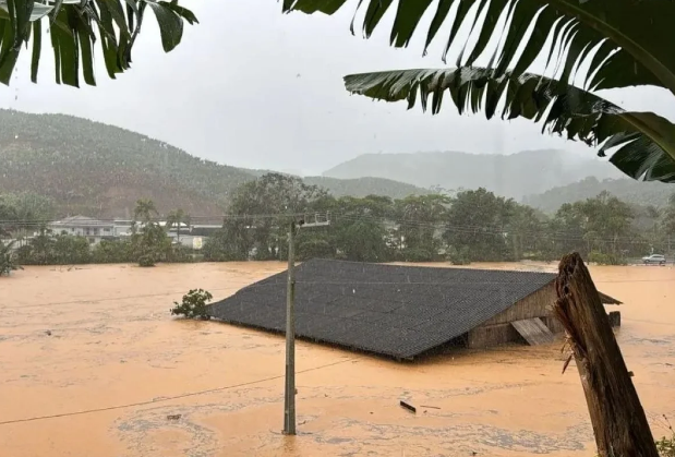 Temporais provocam danos em Santa Catarina e levam cidades a decretar emergência