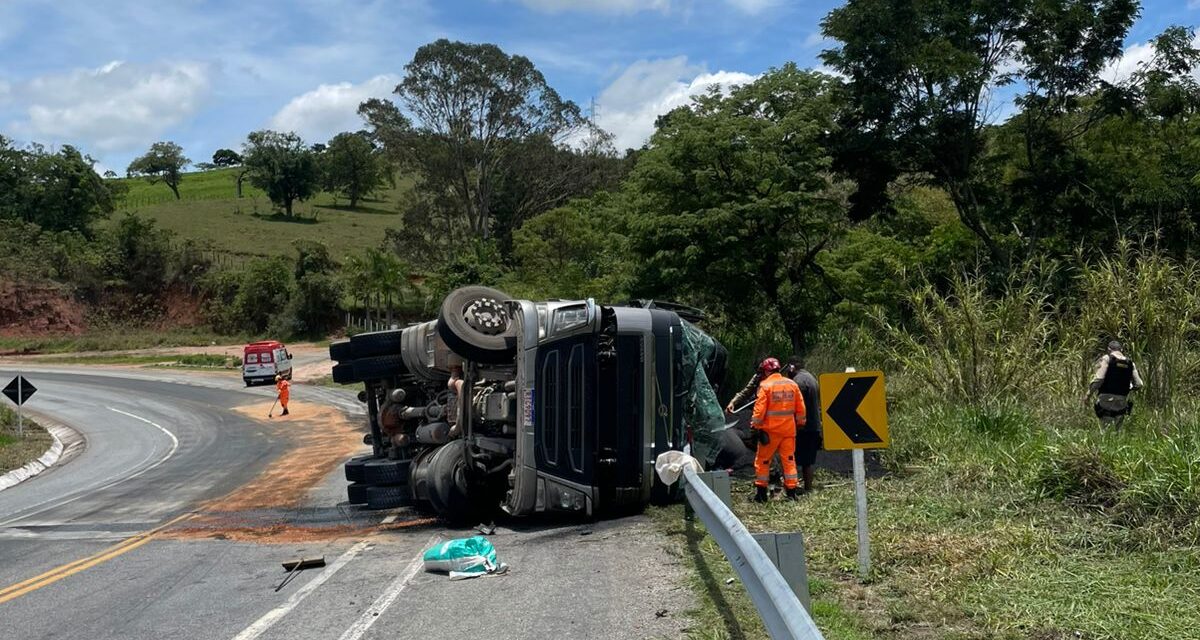 Tombamento de caminhão provoca vazamento de óleo na BR-494