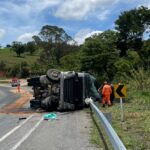 Tombamento de caminhão provoca vazamento de óleo na BR-494